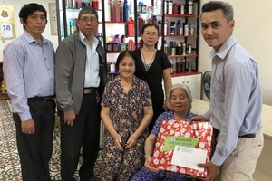 市華語成人教育中心昨(19)日上午組團前往探望華人革命老前輩。