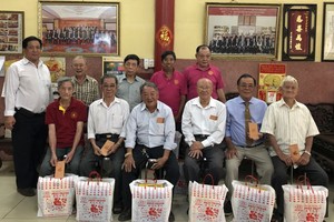 林氏大宗祠常值副理事長林進璋與各理事向各位70歲高齡的宗親祝賀。