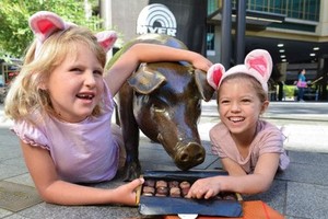 阿德萊德倫德爾購物中心門前，兩個小女孩正在品嚐黑格公司推出的豬年巧克力。（圖源：互聯網）