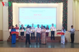 市越南祖國陣線委員會向對“為窮人”基金作出巨大貢獻的71個集體和5位個人頒贈獎狀和紀念章。（圖源：VOV）