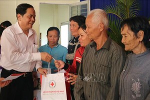 越南祖國陣線中央委員會主席陳清敏前往安江省探望並向若干貧戶、優撫家庭及落葉劑受害者拜年。（圖源：越通社）