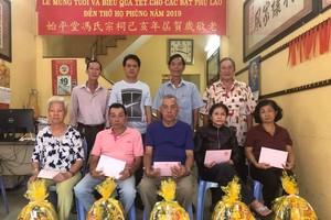 馮氏宗祠理事向各位65歲以上的宗親父老拜年並贈送敬老禮物。