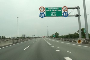 從武文傑大道通往胡志明市-忠良高速公路的連接路正處於施工高峰期。圖為胡志明市-忠良高速公路入口路段。