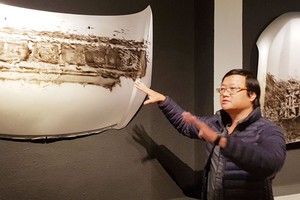 男藝人阮世山推介國會大廈地下室的當代作品。