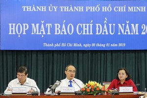 市委書記阮善仁（中）主持2019年初與新聞媒體聚會。