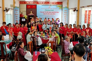 守德郡的勞工、貧困家庭獲贈送春節禮物。