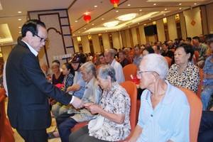 萬盛發集團代表張豐裕向貧困同胞贈送禮物。