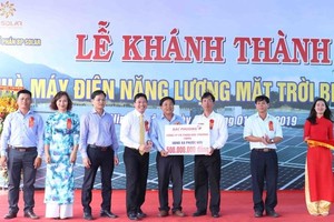 BP Solar投資商在BP Solar 1太陽能發電廠落成儀式上向寧順省寧福縣福友鄉開發基金會贈送5億元。（圖源：阮忠）