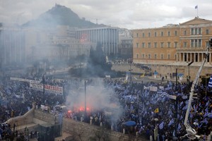 當地時間1月20日，希臘首都雅典數萬民眾走上街頭，抗議政府與馬其頓政府簽署馬其頓更改國名的協議。（圖源：路透社）