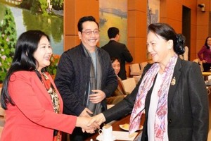 國會主席阮氏金銀親切問候文藝界代表。（圖源：戰勝）