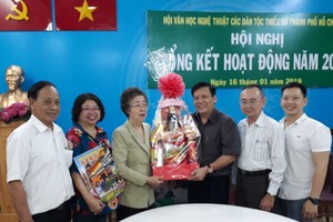 各少數民族文學藝術會與本報編輯部代表合照。