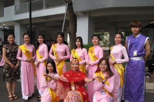 孫德勝大學的外國留學生在2018年ICF國際文化交流會上合照留念。（圖源：C.Nhật）