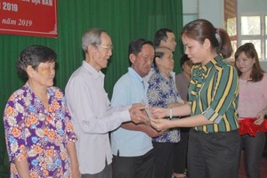 市民族處政策科科長阮氏清娥向貧困戶贈送禮物。