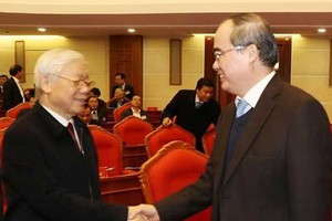 黨中央總書記、國家主席阮富仲與市委書記阮善仁交談。（圖源：越通社）