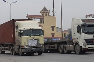 監察汽車行程以及時阻止違反交通安全規定的行為。