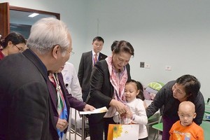 國會主席阮氏金銀（中）殷勤慰問癌症病童並贈送禮物。（圖源：維進）