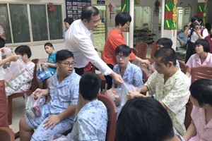 中國商會的愛心團向舊邑郡兒童輔育中心的殘疾兒童和孤兒們贈送禮物。