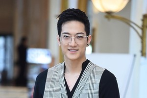 在新片《城市的女孩們》新聞發佈會上的演員志仁。