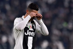 C羅踢丟點球捂眼不敢信。（圖源：互聯網）