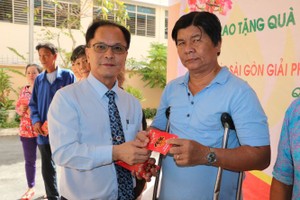 鄭文忠會長向第八郡華人贈送禮物。