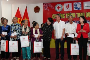 國會主席阮氏金銀向後江省優撫家庭、革命有功者和貧困戶贈送禮物。（圖源：馮勇）