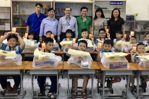 金童學生獲送禮物充滿喜悅。