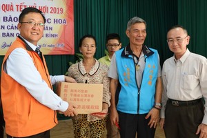 范興主任、詹木川組長和吳俊瑩會長(右起)向華人贈送禮物。