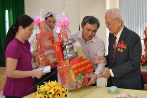 黃文鴻玉主任向黎文景老伯致送新年禮物。