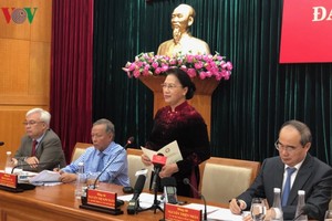 國會主席阮氏金銀（右二）在聚會上發言。（圖源：VOV）