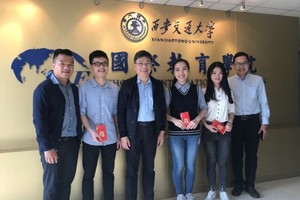 朱立基先生（左三）代表萬盛發集 團到西安交通大學探望越南留學生。