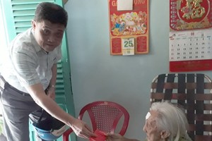 梁栢滔先生探望蘇川婆婆。