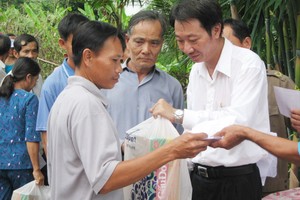 周華邦住持 給窮人派發禮物。