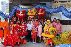 盧夢群董事長(前排中間)與公司員工滿 懷信心邁向新的一年。