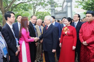 黨中央總書記、國家主席阮富仲與僑胞交談。（圖源：日北）