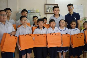 西貢屏榮食品公司給學生派發中秋月餅。