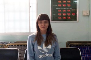 被拘留的俄羅斯籍“鴇母”普羅科夫娃‧埃琳娜。（圖源：明全）