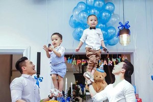 江家兩兄弟正與孩子同樂。