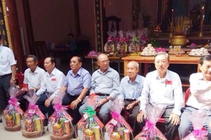 鄭氏宗祠共向25位長者贈送敬老禮物，每份價值約40萬元。