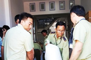 本市市場管理力量查封違規商品。