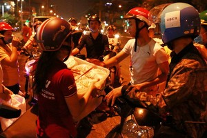 張黃隆的慈善組齊備禮物，準備出發。