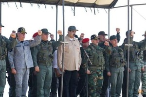 馬杜羅總統（中）親臨現場觀摩軍演。（圖源：路透社）