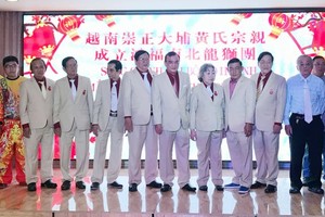 鴻福南北龍獅團首屆理事會成員。