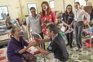 吳明穎會長慰問老人的身體狀況。