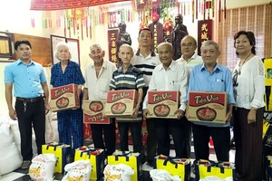 曾氏宗祠各位副理事長向宗長贈送禮物。