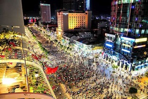 阮惠步行街上有一系列餐飲店過年期間照樣營業。