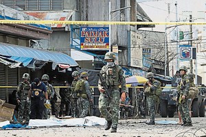 菲律賓軍警已將遭襲教堂所在霍洛市封鎖。（圖源：AFP）