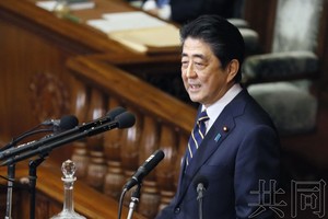 日本首相安倍晉三28日下午在眾院全體會議上發表施政演說，就厚生勞動省的“每月勞動統計”違規調查問題道歉稱“向各位國民深表歉意”。（圖源：共同社）