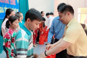 Sunny World 投資與發展股份公司董事長兼總經理張敬榮向 檳椥省政策家庭贈送禮物。