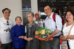 第十郡永安堂和豐生與眾友向前江省州城、米市、美萩和丐皮等4縣的盲人會會員贈送禮物。