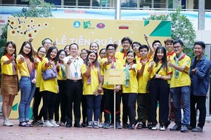 市人文社會科學大學東方學系志願隊合影。